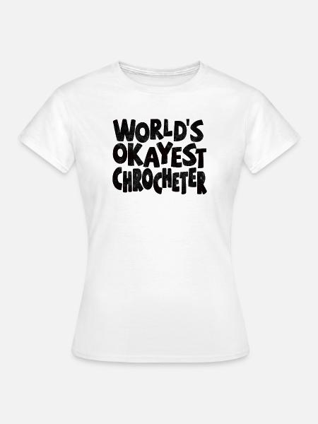Worlds okayest Crocheter - Frauen T-Shirt - Weiß