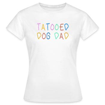 Chien tatoué Papa offert pour la fête des pères - T-shirt Femme - blanc - Devant - AI Model Female 172 dark (172cm)