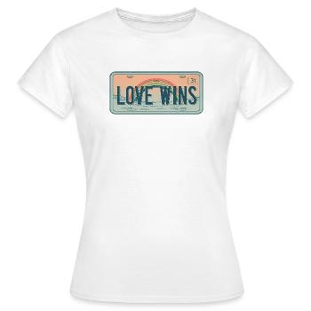 Retro Nummernschild – Love Wins Rainbow - Frauen T-Shirt - Weiß - Vorne - AI Model Female 172 dark (172cm)