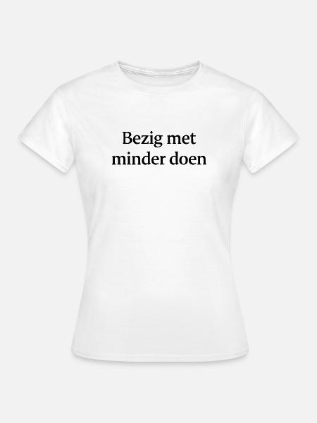 Weniger tun – Trendiges Textdesign - Frauen T-Shirt - Weiß