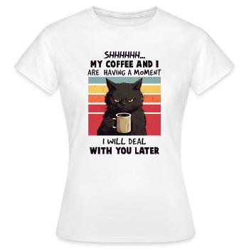 My Coffee And I Cat Moment - Frauen T-Shirt - Weiß - Vorne - AI Model Female 172 dark (172cm)