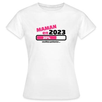 maman en 2023 veuillez patienter - T-shirt Femme - blanc - Devant - AI Model Female 172 dark (172cm)