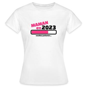 maman en 2023 veuillez patienter - T-shirt Femme - blanc - Devant - AI Model Female 172 dark (172cm)