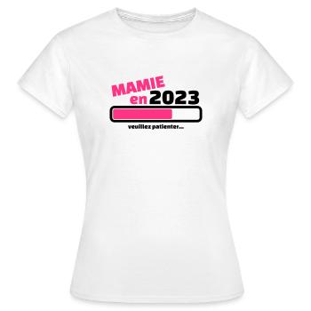 mamie en 2023 veuillez patienter - T-shirt Femme - blanc - Devant - AI Model Female 172 dark (172cm)