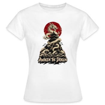 Dragon éveillé au-dessus de la pagode - T-shirt Femme - blanc - Devant - AI Model Female 172 dark (172cm)