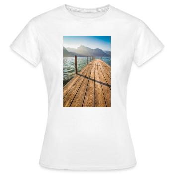 Holzsteg am Bergsee im Sonnenlicht - Frauen T-Shirt - Weiß - Vorne - AI Model Female 172 dark (172cm)