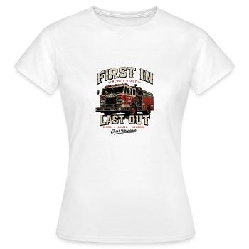 Fire Truck 24 Design - Premier entré dernier - T-shirt Femme - blanc - Devant - AI Model Female 172 dark (172cm)