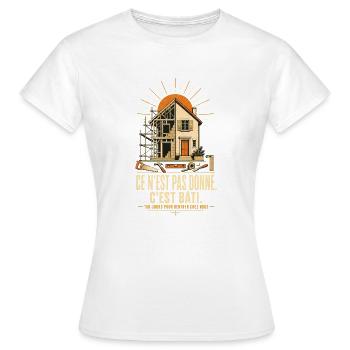 Bâti au Soleil — Chantier et Espoir - T-shirt Femme - blanc - Devant - AI Model Female 172 dark (172cm)