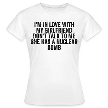 Ich bin verliebt in meine Freundin, sprich nicht mit mir - Frauen T-Shirt - Weiß - Vorne - AI Model Female 172 dark (172cm)