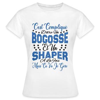 c'est compliqué d'être un Bogosse et un Shaper. - T-shirt Femme - blanc - Devant - AI Model Female 172 dark (172cm)