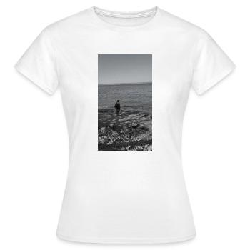 Solitude au bord de la mer - T-shirt Femme - blanc - Devant - AI Model Female 172 dark (172cm)