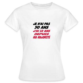 Je n'ai pas 50 ans j'ai 32 ans depuis ma majorité - T-shirt Femme - blanc - Devant - AI Model Female 172 dark (172cm)