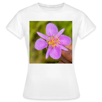 Pétale Violette et Cœur Jaune - T-shirt Femme - blanc - Devant - AI Model Female 172 dark (172cm)