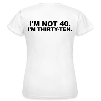 Je n’ai pas 40 ans – trente-dix ans en disant - T-shirt Femme - blanc - Dos - AI Model Female 172 dark (172cm)
