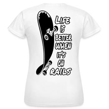 Das Leben ist besser auf Schienen - Frauen T-Shirt - Weiß - Hinten - AI Model Female 172 dark (172cm)