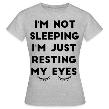 Je ne dors pas, je ne fais que reposer mes yeux - T-shirt Femme - gris chiné - Devant - AI Model Female 172 dark (172cm)