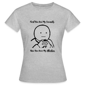 First Curiosity Now Attention Meme - Frauen T-Shirt - Grau meliert - Vorne - AI Model Female 172 dark (172cm)