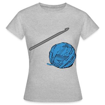 Blaues Häkel-Garn mit Häkelnadel - Frauen T-Shirt - Grau meliert - Vorne - AI Model Female 172 dark (172cm)