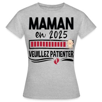 2025 Maman Mère Bébé Naissance Cadeau Grossesse - T-shirt Femme - gris chiné - Devant - AI Model Female 172 dark (172cm)
