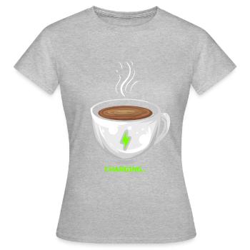 Le café recharge les batteries - T-shirt Femme - gris chiné - Devant - AI Model Female 172 dark (172cm)