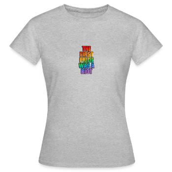 Die erste Pride war ein Aufstand - Frauen T-Shirt - Grau meliert - Vorne - AI Model Female 172 dark (172cm)