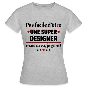 Pas facile d'être une super designer, cadeau noël - T-shirt Femme - gris chiné - Devant - AI Model Female 172 dark (172cm)