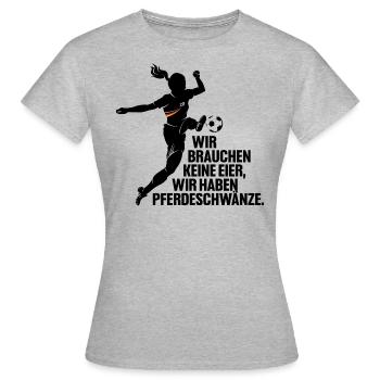 FRAUENFUSSBALL, WIR BRAUCHEN KEINE EIER WIR HABEN - Frauen T-Shirt - Grau meliert - Vorne - AI Model Female 172 dark (172cm)