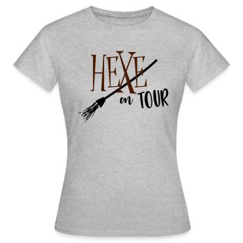 Hexe on Tour - Frauen T-Shirt - Grau meliert - Vorne - AI Model Female 172 dark (172cm)