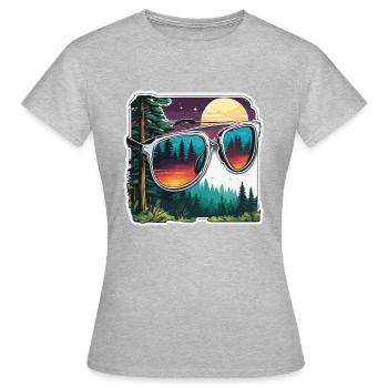 Sonnenbrille / Reflektion / Wald / Spiegelung - Frauen T-Shirt - Grau meliert - Vorne - AI Model Female 172 dark (172cm)