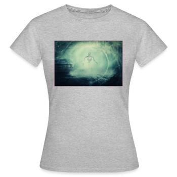 Human robot walks in the haze of the city - Women's T-Shirt - heather grey - Front - AI Model Female 172 dark (172cm)