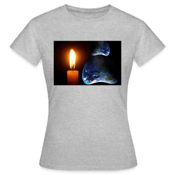 Une bougie qui brille sur une terre inconnue. - T-shirt Femme - gris chiné - Devant - AI Model Female 172 dark (172cm)