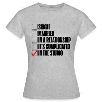 Célibataire, marié, en couple, en studio - T-shirt Femme - gris chiné - Devant - AI Model Female 172 dark (172cm)