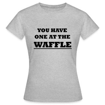 Denglisch Einen an der Waffel haben - Frauen T-Shirt - Grau meliert - Vorne - AI Model Female 172 dark (172cm)