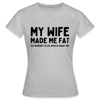 Ma femme m’a fait grossir - T-shirt Femme - gris chiné - Devant - AI Model Female 172 dark (172cm)