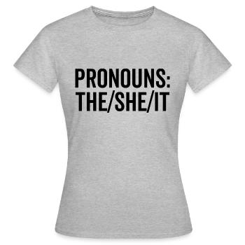 Pronomen: The/She/It - Frauen T-Shirt - Grau meliert - Vorne - AI Model Female 172 dark (172cm)