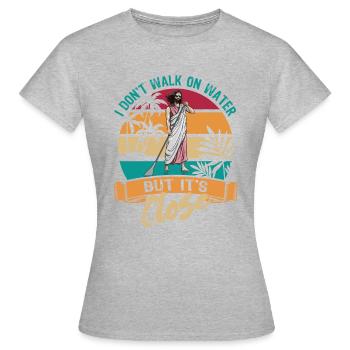 I don t walk on water but it s close - Jesus - SUP - Frauen T-Shirt - Grau meliert - Vorne - AI Model Female 172 dark (172cm)