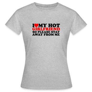 ICH LIEBE MEINE HEISSE FREUNDIN, ALSO HALTE DICH BITTE FERN VON - Frauen T-Shirt - Grau meliert - Vorne - AI Model Female 172 dark (172cm)