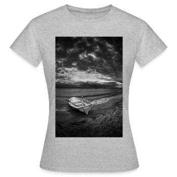Ein Boot an einem dunklen Ufer - Frauen T-Shirt - Grau meliert - Vorne - AI Model Female 172 dark (172cm)