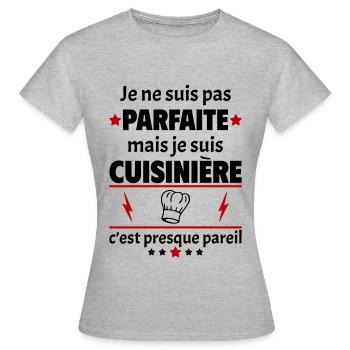 Pas parfaite mais cuisinière, fête des mères, noël - T-shirt Femme - gris chiné - Devant - AI Model Female 172 dark (172cm)