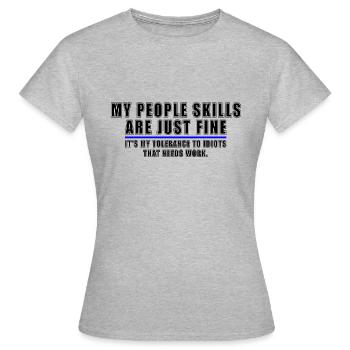 Mes compétences relationnelles sont des dictons sarcastiques fins et drôles - T-shirt Femme - gris chiné - Devant - AI Model Female 172 dark (172cm)