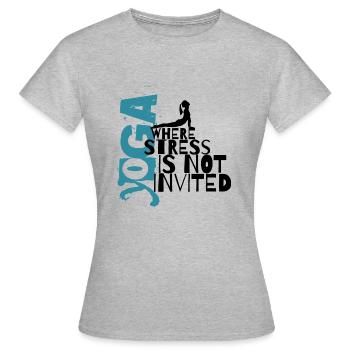 YOGA – WO STRESS NICHT EINGELADEN IST - Frauen T-Shirt - Grau meliert - Vorne - AI Model Female 172 dark (172cm)