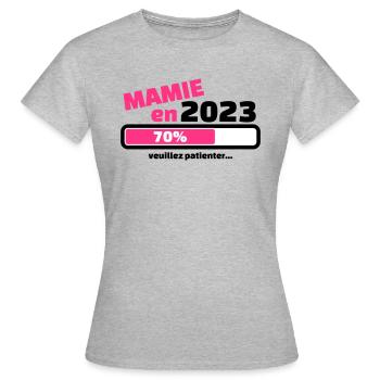 annonce grossesse mamie en 2023 veuillez patienter - T-shirt Femme - gris chiné - Devant - AI Model Female 172 dark (172cm)