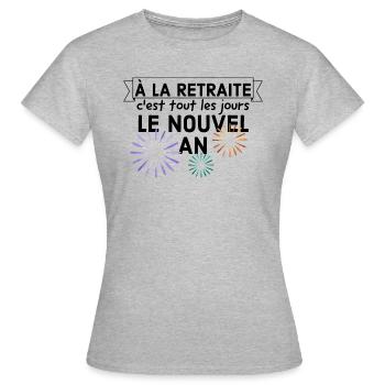 À la retraite c'est tout les jours le nouvel an. - T-shirt Femme - gris chiné - Devant - AI Model Female 172 dark (172cm)