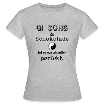qi gong und schokolade - Frauen T-Shirt - Grau meliert - Vorne - AI Model Female 172 dark (172cm)