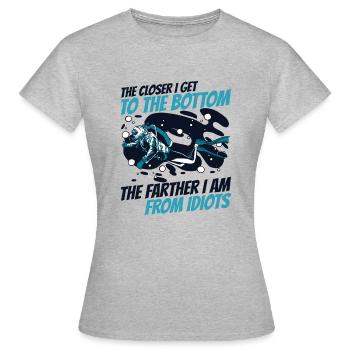 Plus près du bas Le plus loin des idiots - T-shirt Femme - gris chiné - Devant - AI Model Female 172 dark (172cm)
