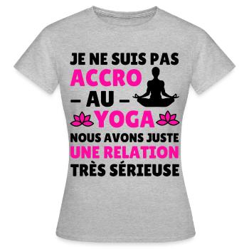 tee shirt yoga accro au yoga humour femme cadeau - T-shirt Femme - gris chiné - Devant - AI Model Female 172 dark (172cm)
