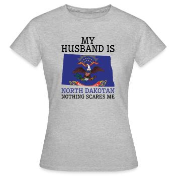 Nichts macht mir Angst North Dakotan Husband - Frauen T-Shirt - Grau meliert - Vorne - AI Model Female 172 dark (172cm)