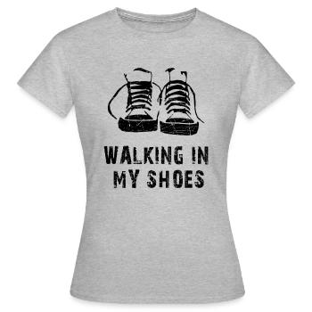 Sneaker marchant dans mes chaussures - T-shirt Femme - gris chiné - Devant - AI Model Female 172 dark (172cm)