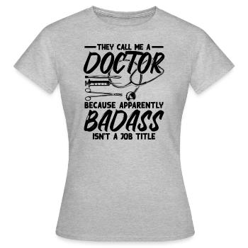 Ils m'appellent un médecin dur à cuire - T-shirt Femme - gris chiné - Devant - AI Model Female 172 dark (172cm)