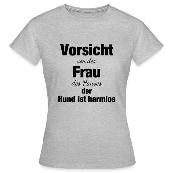 ATTENTION AVANT LA FEMME DE LA MAISON EST LE CHIEN - T-shirt Femme - gris chiné - Devant - AI Model Female 172 dark (172cm)